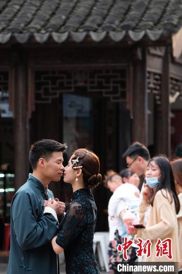 独特小巷奇遇，疫情下隐藏于巷弄间的特色小店与新冠疫情下的海外最新动态