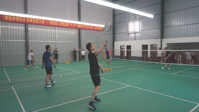 羽毛球最新赛事热血激战，谁将称雄赛场？