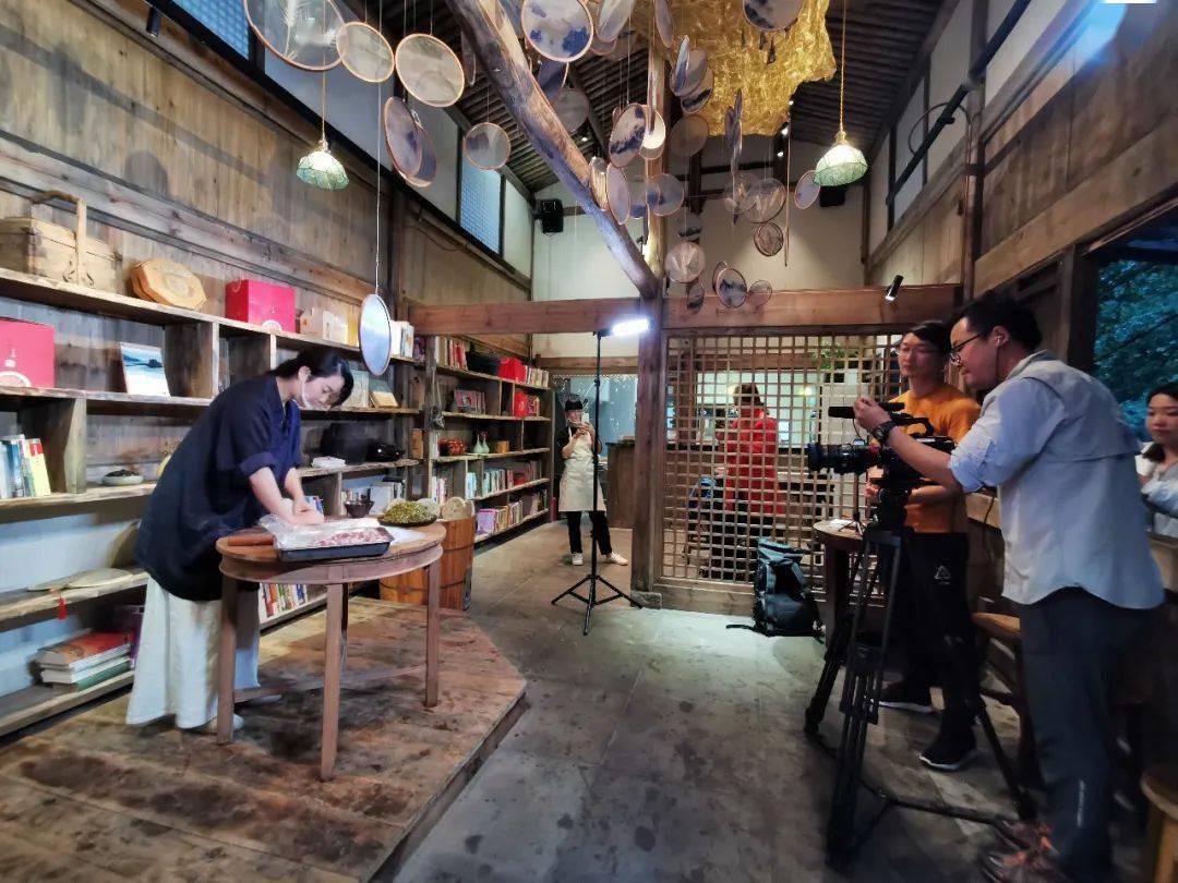 第一书记最新一期，小巷中的美食探秘之旅