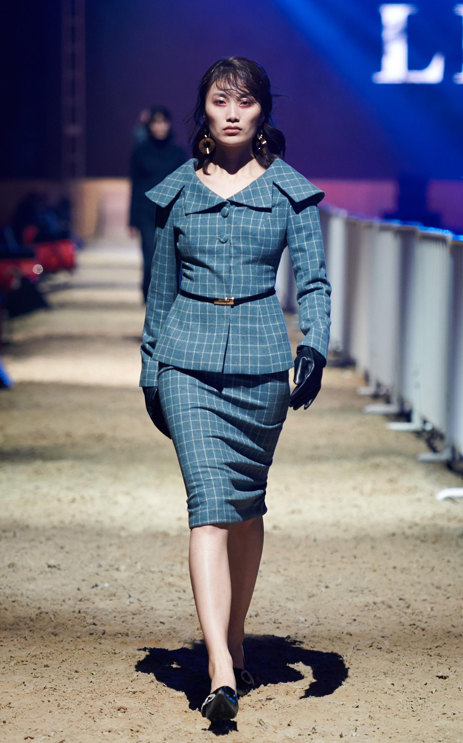 最新美女骑马,时尚与运动的绝美交融