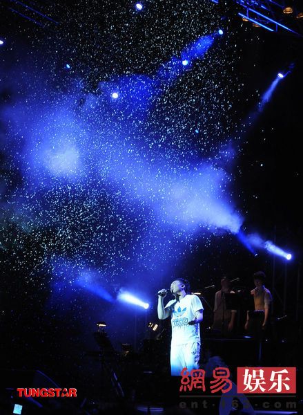 陈奕迅最新演唱会——星光璀璨夜,温馨歌声回响