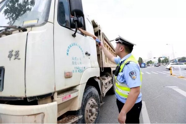 深圳泥头车新政策,驶向自然,探寻内心宁静之道